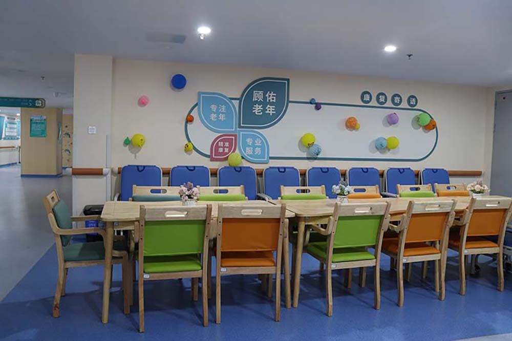 成都顾连天辰老年病院：吞咽困难老人如何科学进食？一位家属的真实经历与专业解答