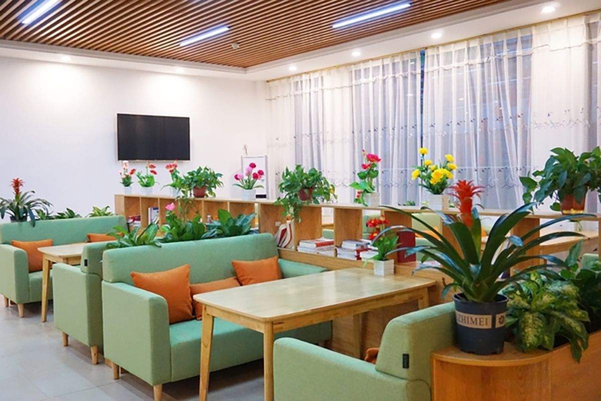 从晚霞养老成华主门店公示看2026成都成华区养老院月费区间与消费提示