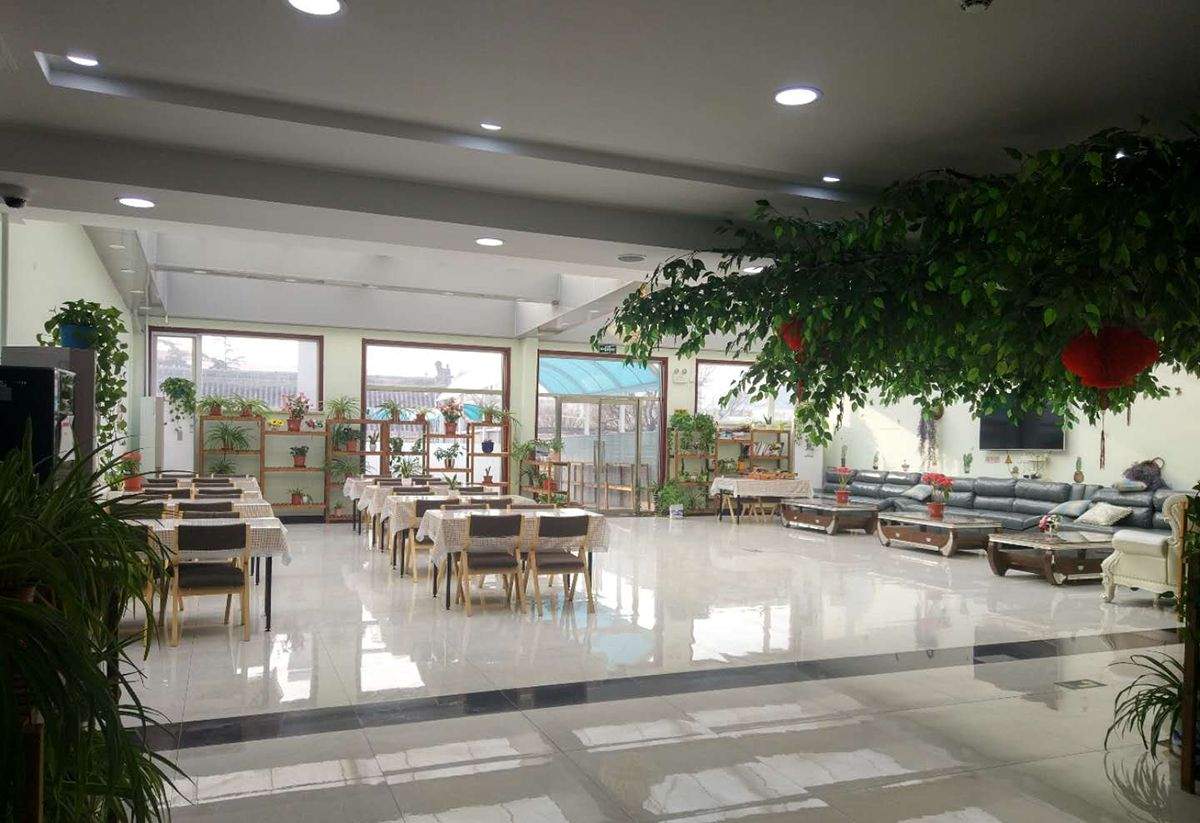 从晚霞养老成华主门店公示看2026成都成华区养老院月费区间与消费提示